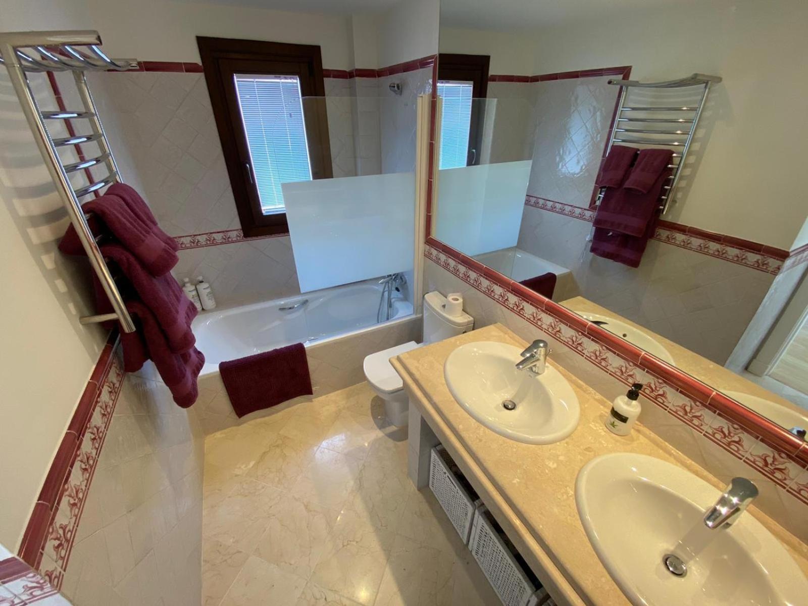 Stylish 3 Bed House 2 Bathrooms, With Patio, Roof Terrace And Communal Pool 5 Minutes Away From The Beautiful Spanish White Village Of Pueblo And Only 20 Mins From The Sea *