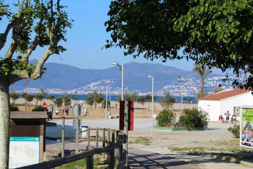 House Duplex In The With Barbaque & Two Terraces One With Views Сasa de vacaciones Ampuriabrava