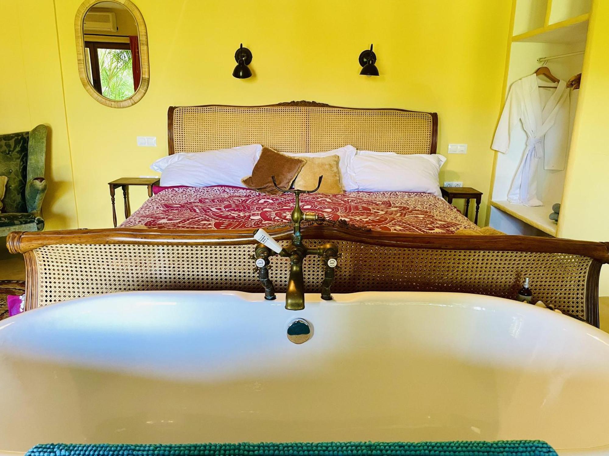 Beautiful Coastal Retreat In Punta Paloma Apartamento Tarifa
