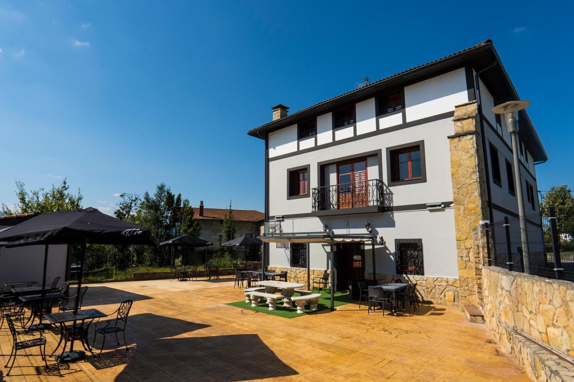 Paratene Ostatu Guest house *
