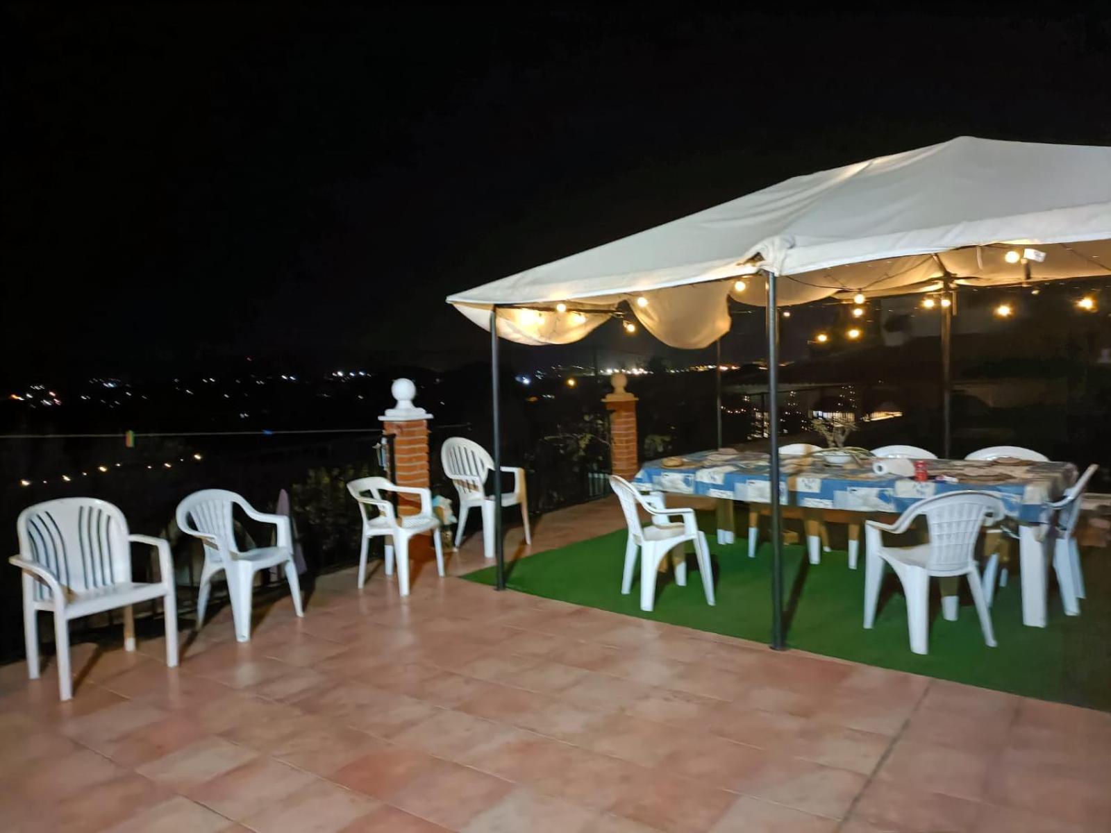Bedroom With Private Bathroom And Two-bedroom Family In Quiet Forest 80m2 Large Swimming Pool Music Town The Garden And Swimmingpool And Garden Are Shared * Lliria