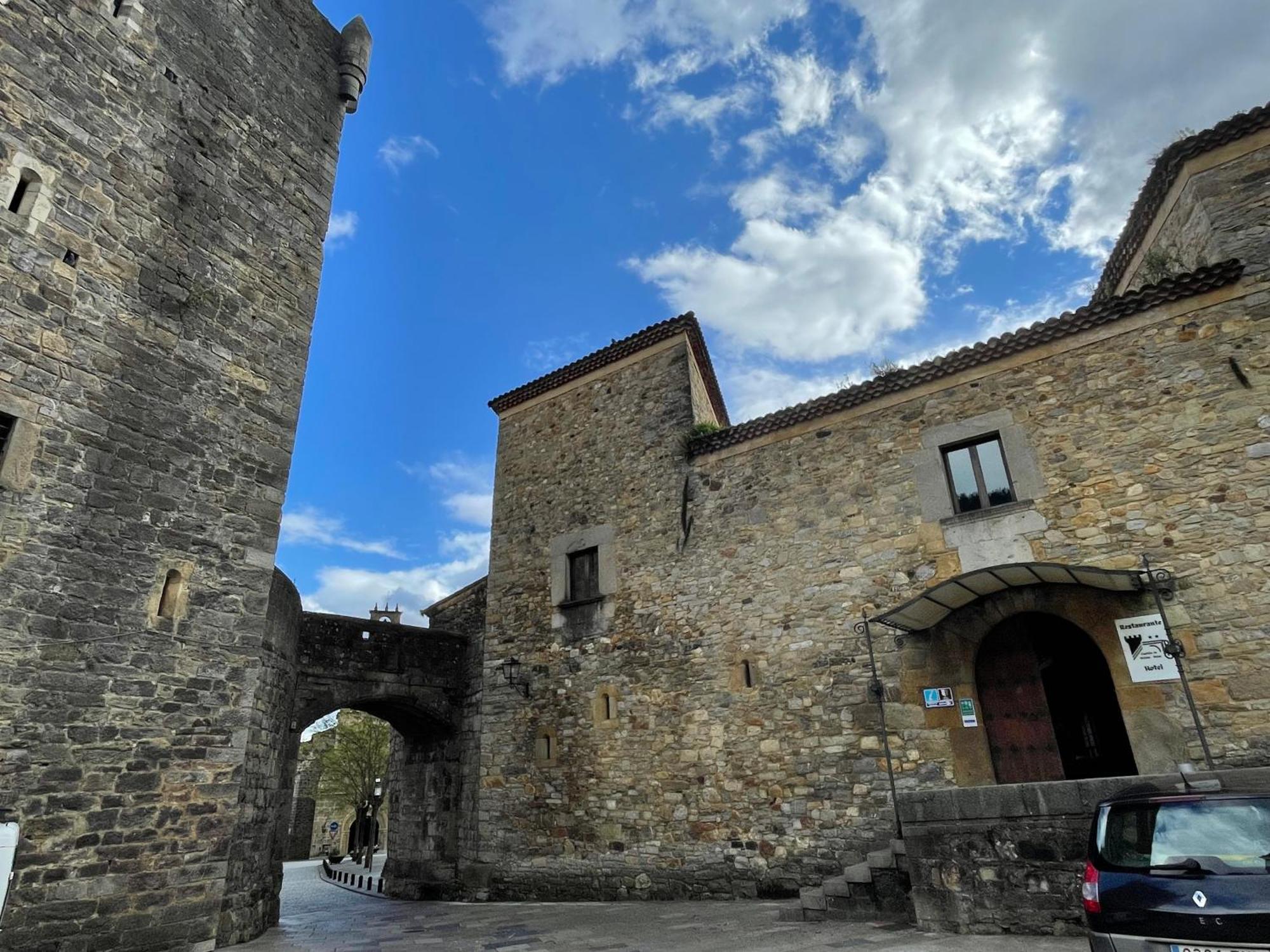 Castillo De Valdés Salas 2*