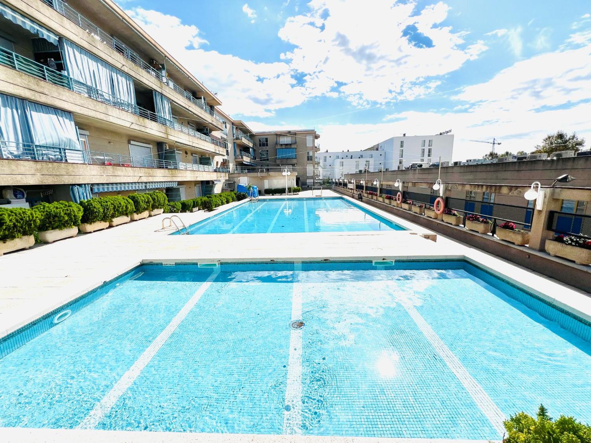 Apartamento Con Balcón Y Piscina *