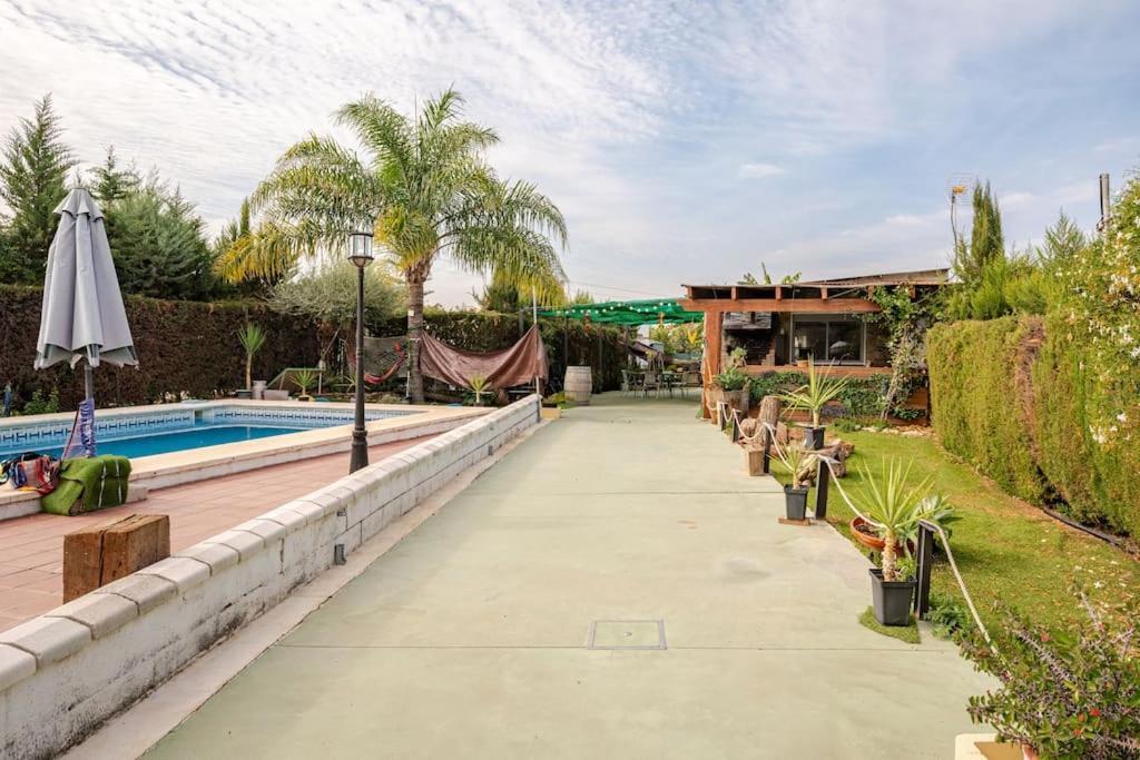 With Shared Pool. Apartamento