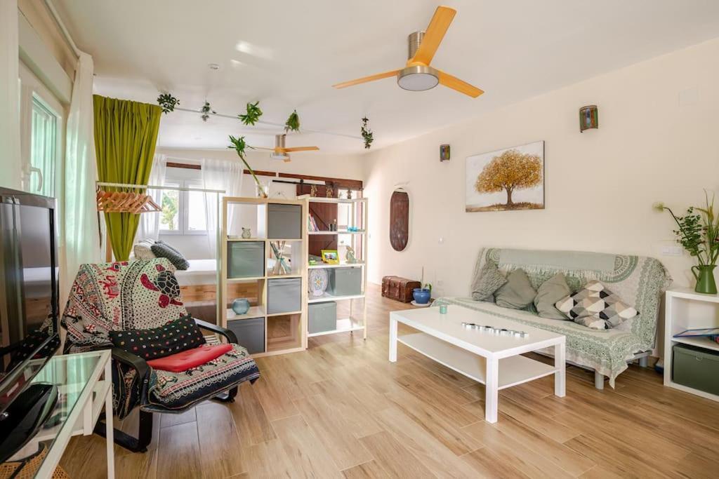 With Shared Pool. Apartamento