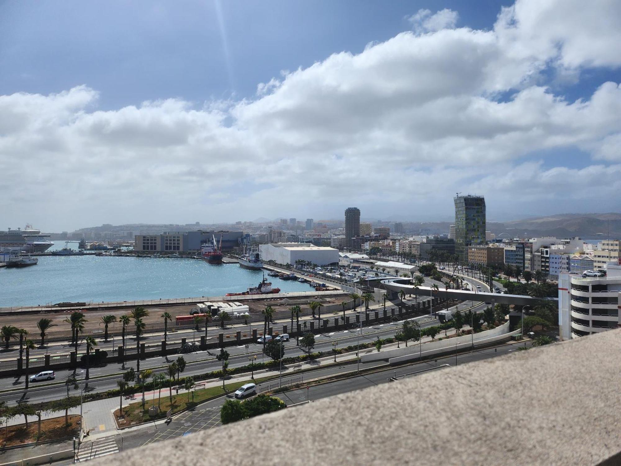 Puerto De La Luz By Pierre & Las Palmas de Gran Canaria