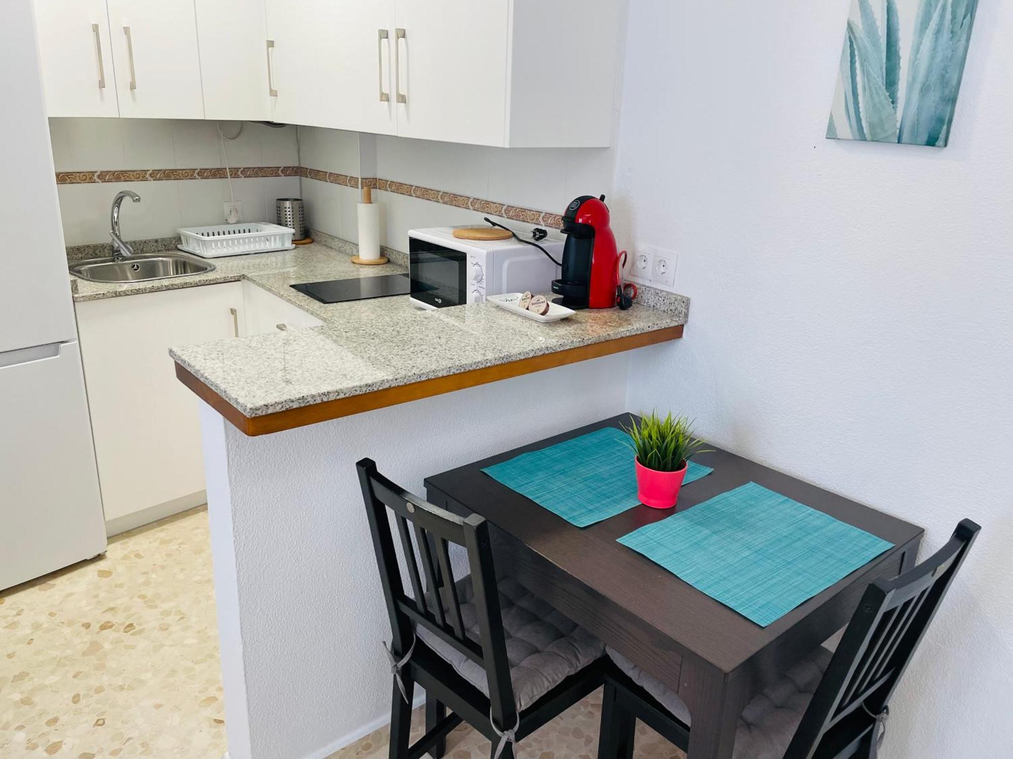 Junto A La Playa En El Centro De Conil, Con Aire Acondicionado Y Wifi Apartamento