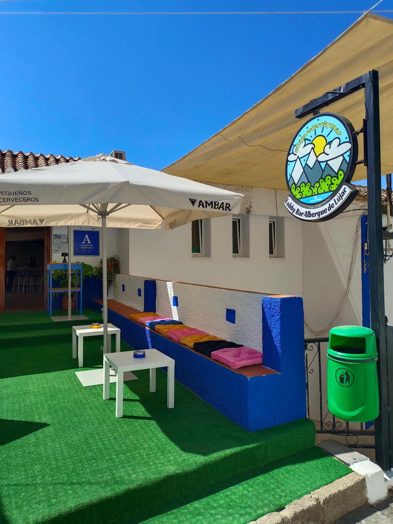 Hostal De *