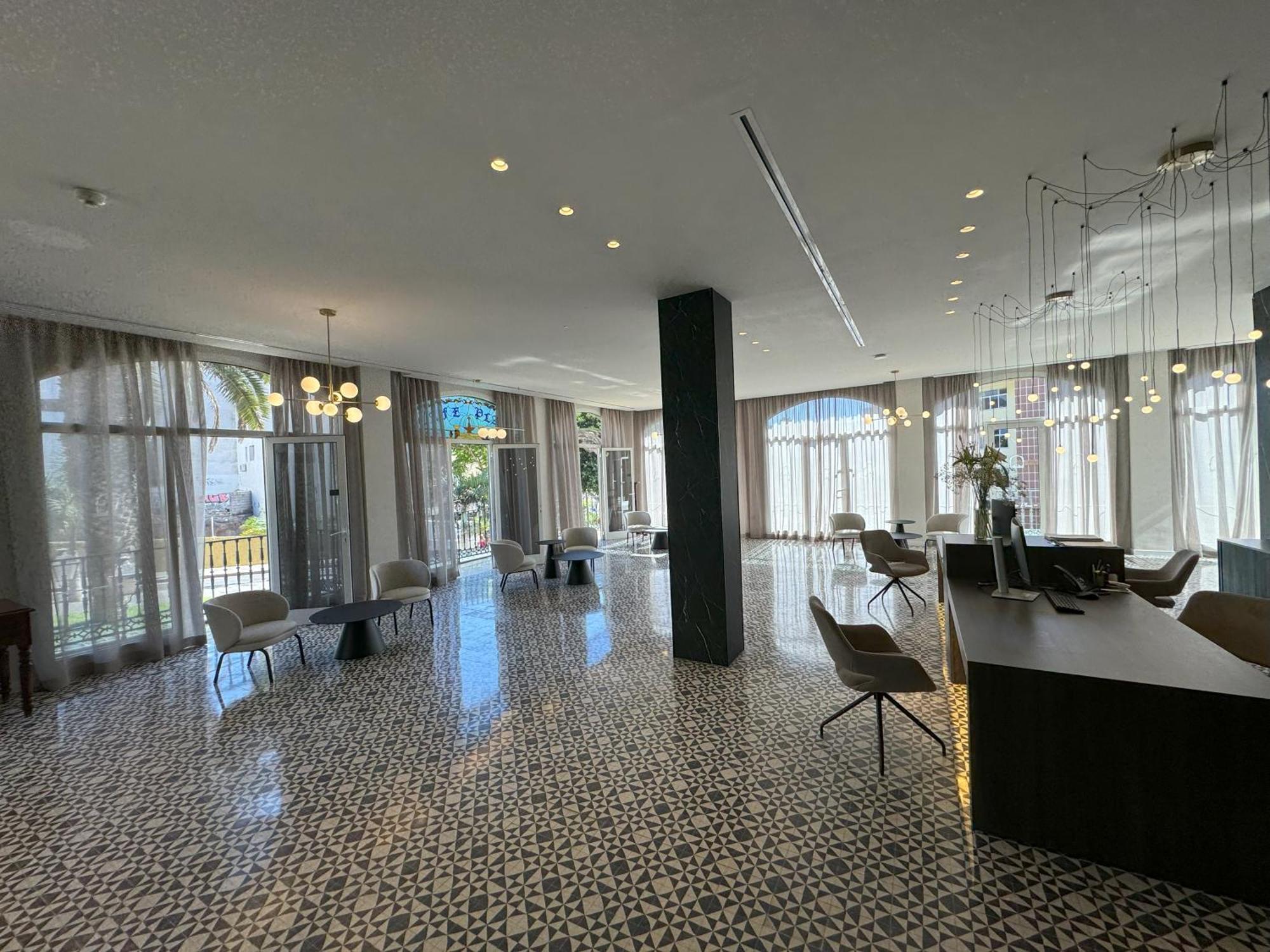 Reveron Plaza 4*