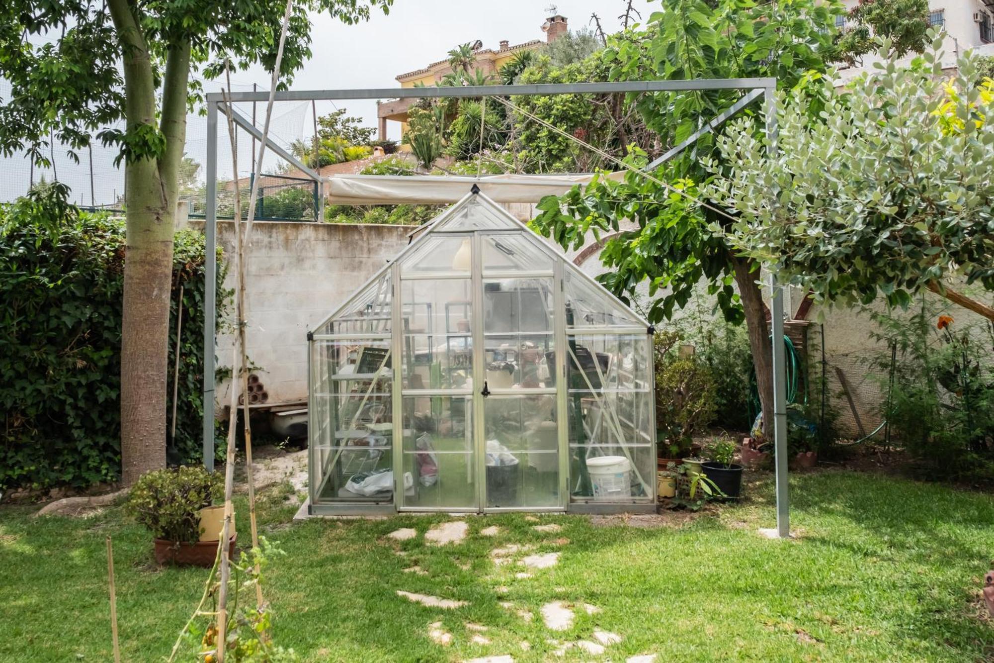 Con Terraza Y Amplio Jardín Privado *