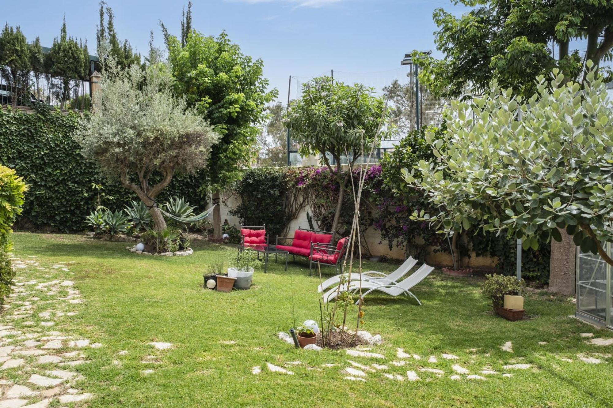 Con Terraza Y Amplio Jardín Privado *