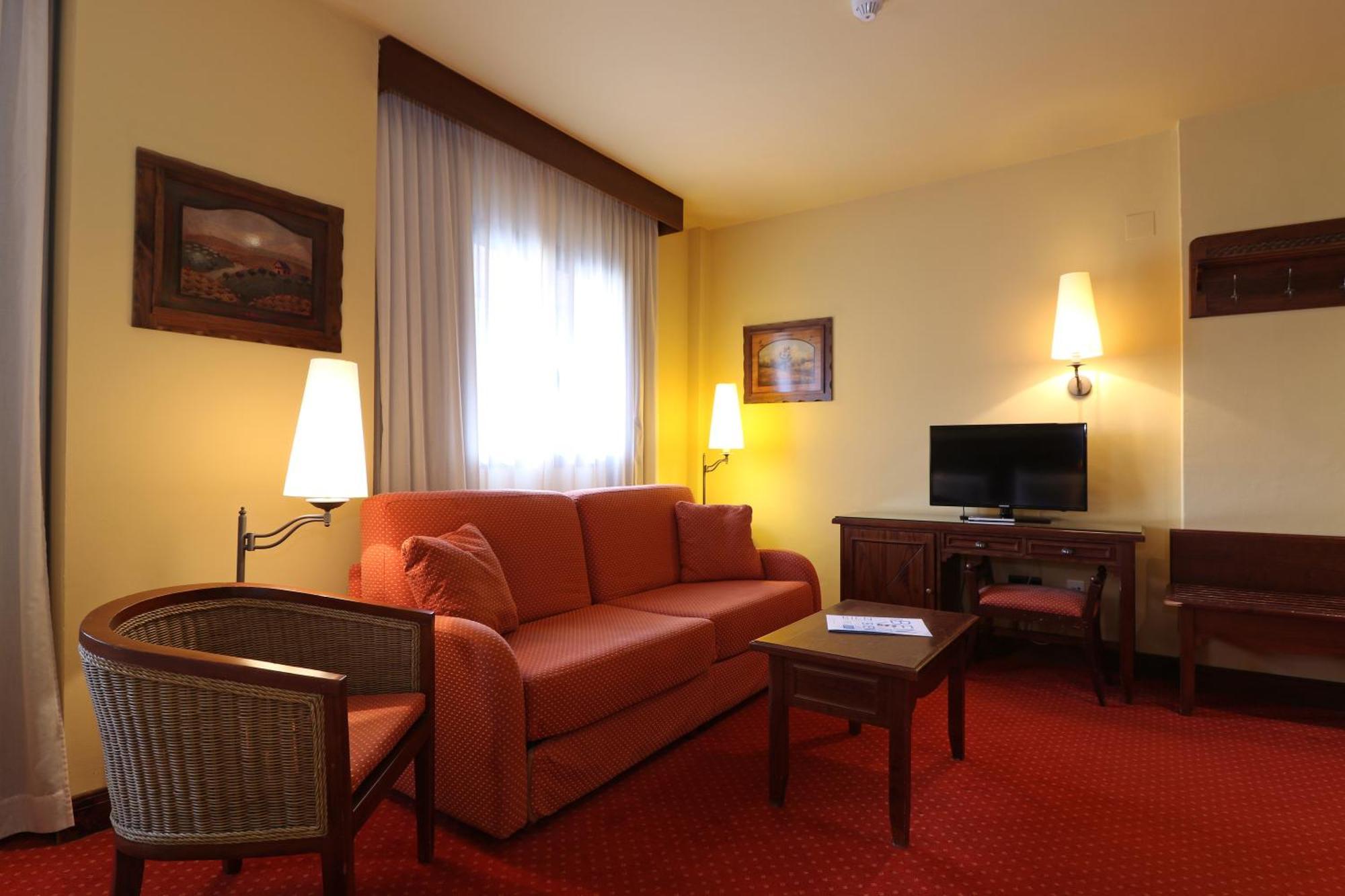 Hotel Husa Tuca 4*