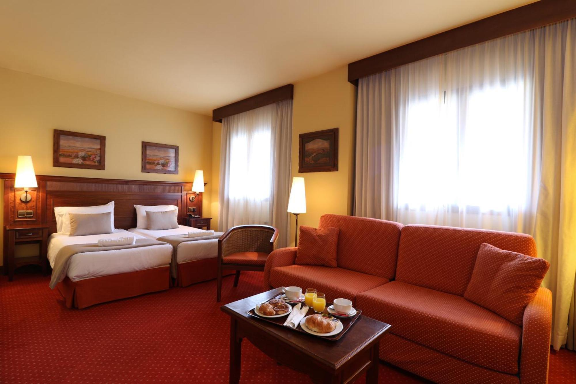 Hotel Husa Tuca 4*