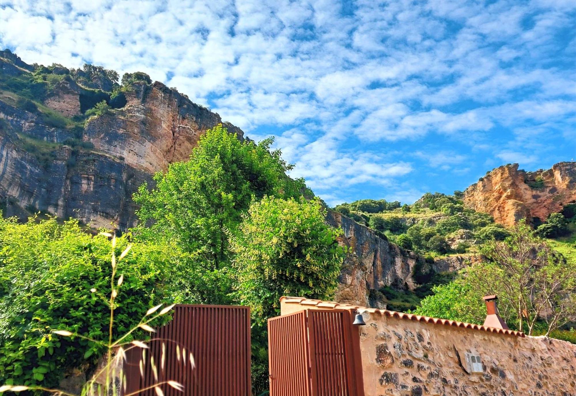 Casa Corazón De Piedra En El Río Dulce Aragosa