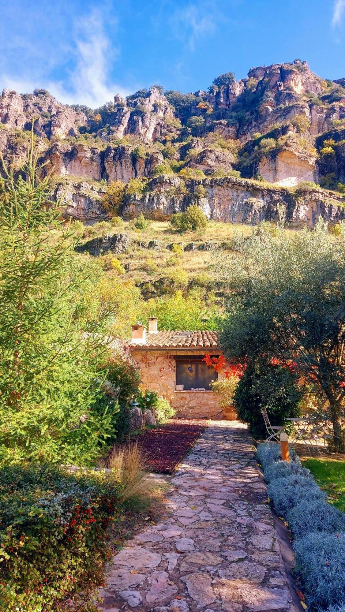 Casa Corazón De Piedra En El Río Dulce Aragosa