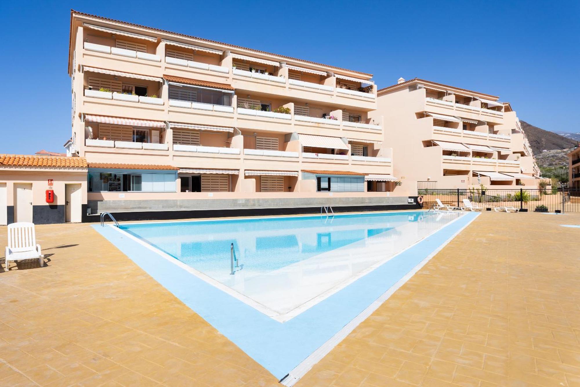 Seres , Balcon Y Piscina *