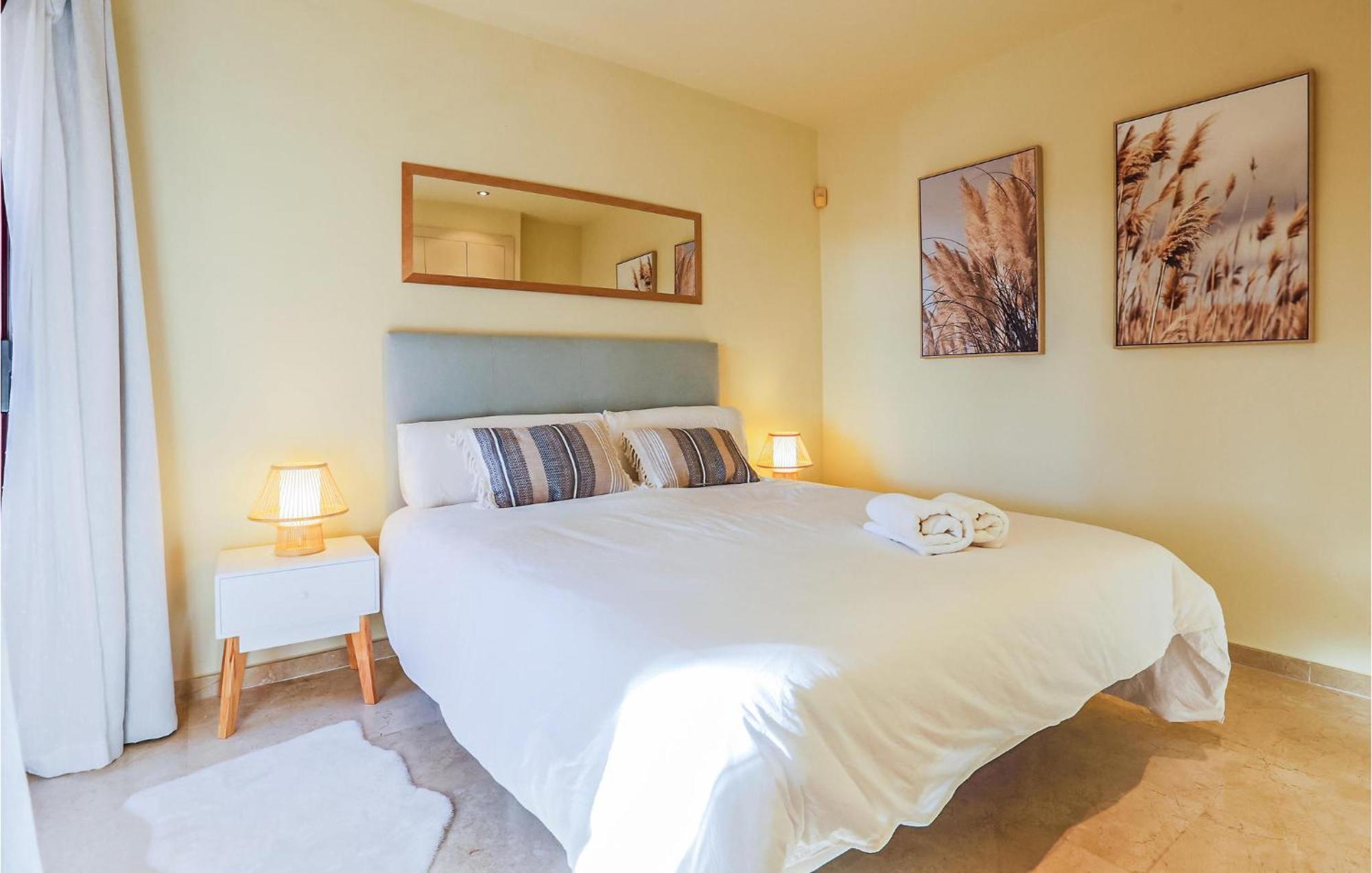 2 Bedroom Gorgeous In Alcazares Apartment *