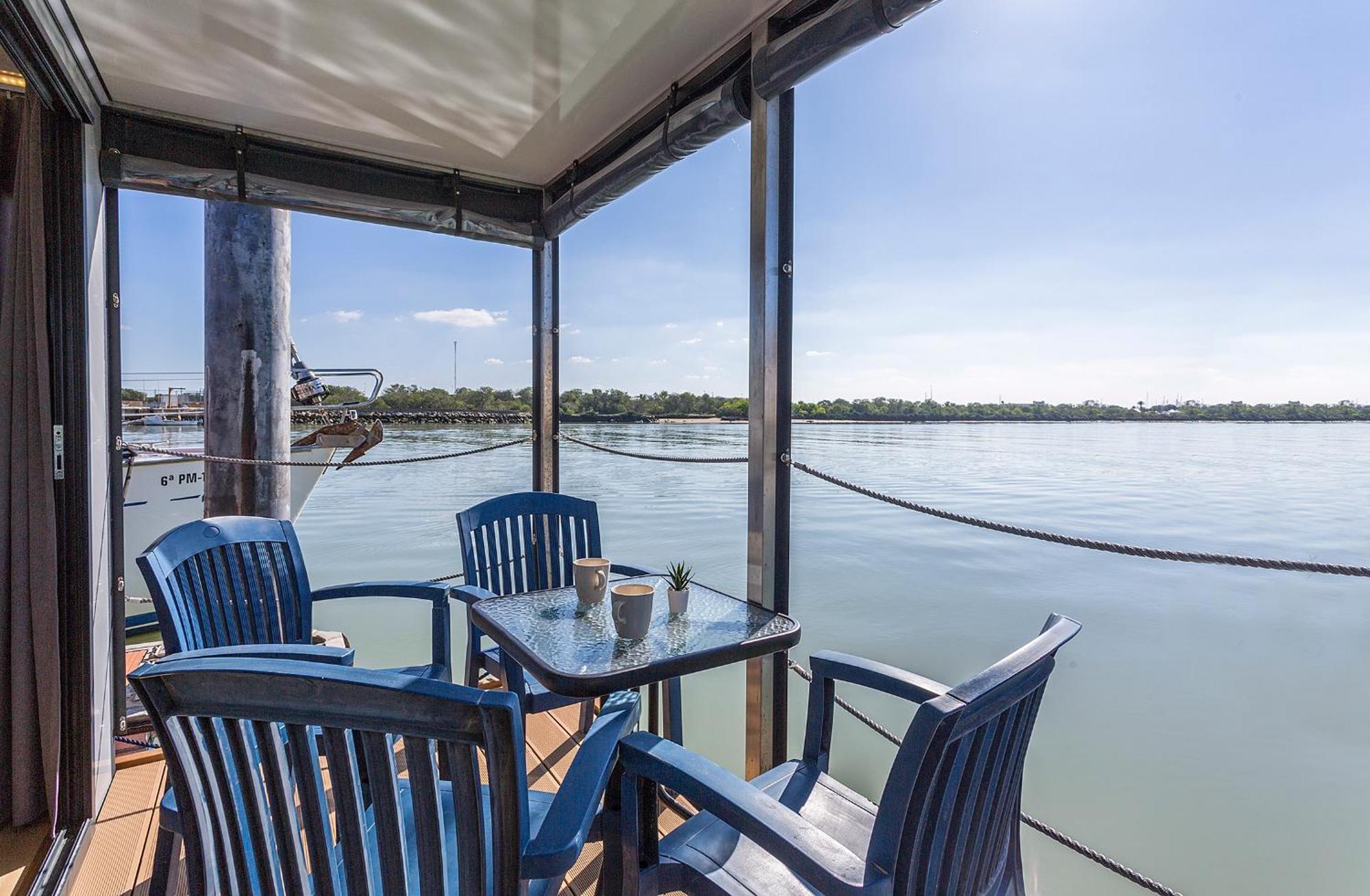 Azvalia Luxury Casa Barco New York And Texas-unique Houseboat Experience Hotel en barco El Puerto de Santa María