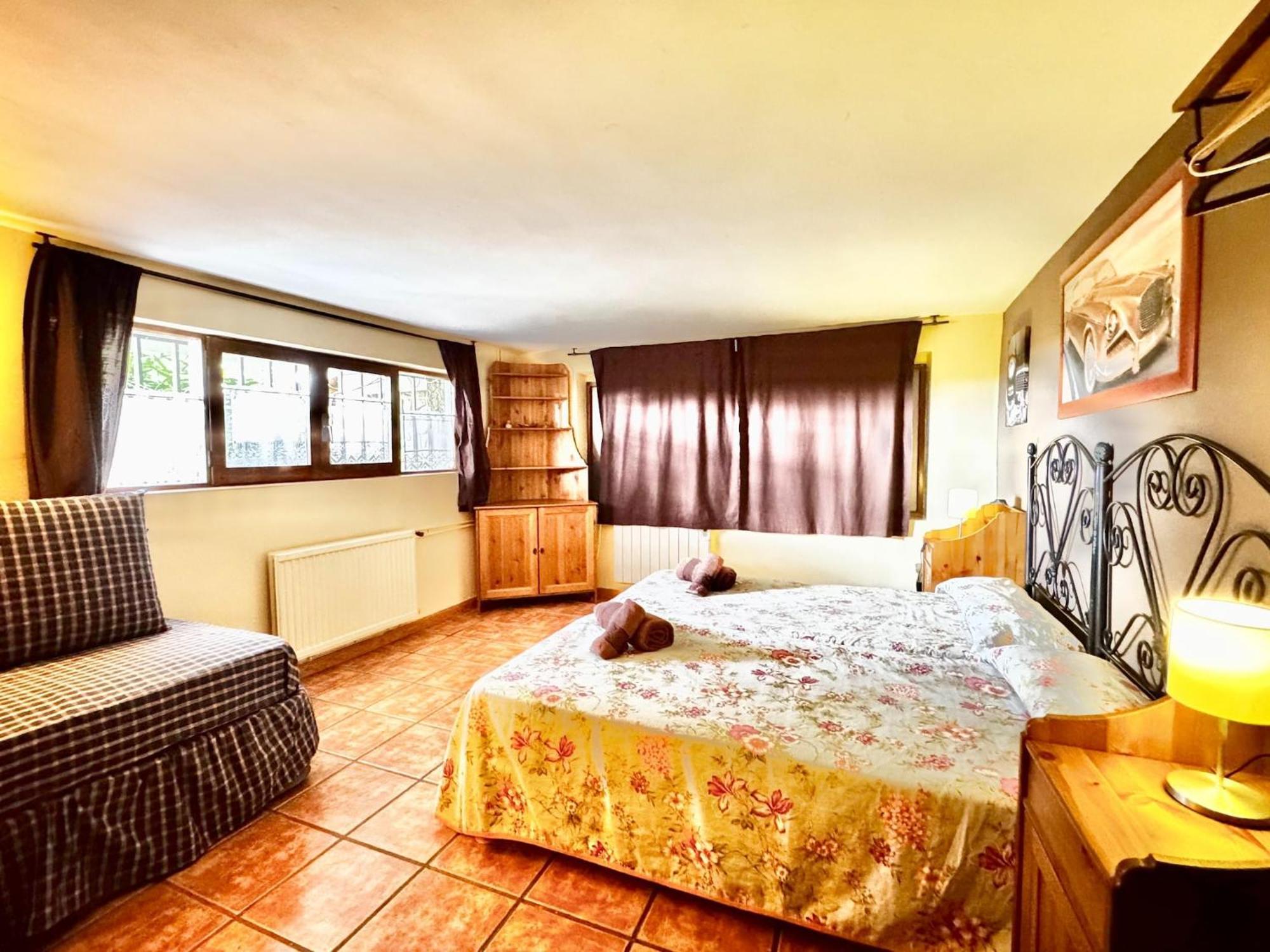 Rural With Direct Access To The Pool *