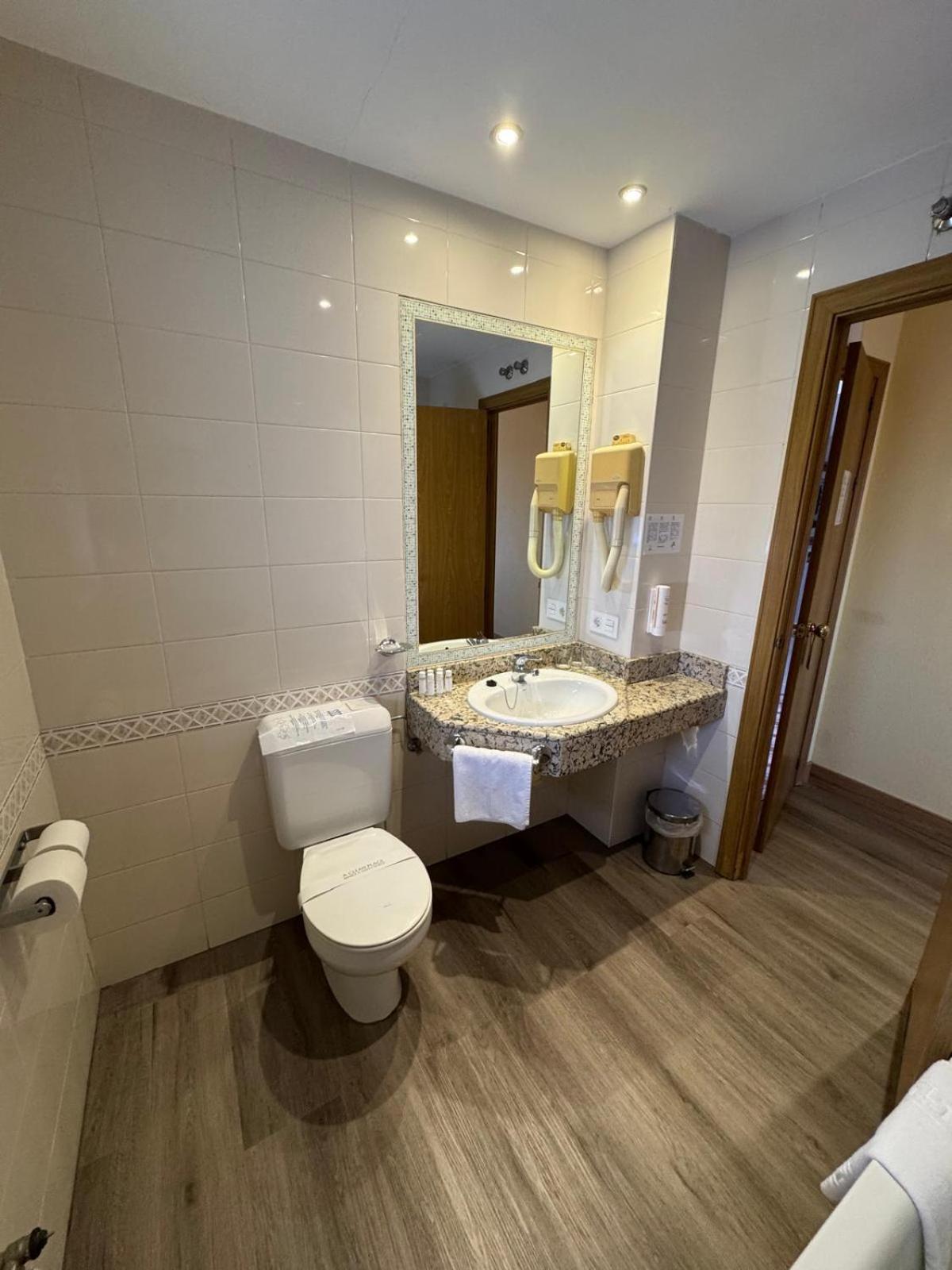 Hotel Rey Arturo Burgos Villagonzalo Pedernales