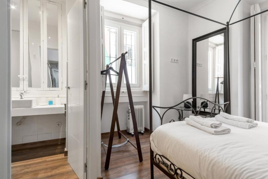 2 Bedrooms 2 Bathrooms Furnished - Malasana - Bright Stylish - Mintystay Apartamento Madrid