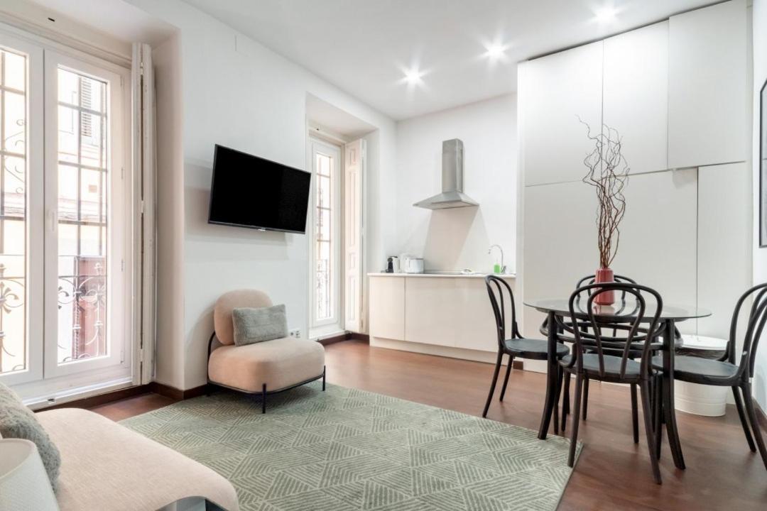 Apartamento 2 Bedrooms 2 Bathrooms Furnished - Malasana - Bright Stylish - Mintystay Madrid