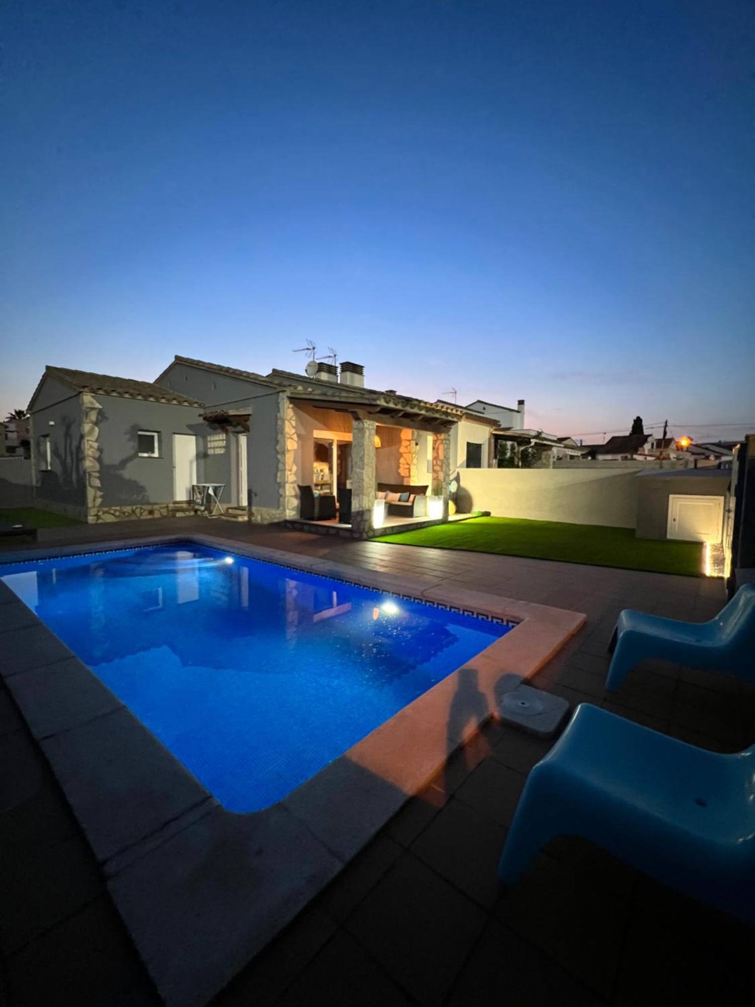 Casa En L Escala Con Piscina Y Wifi Free Сasa de vacaciones L' Escala