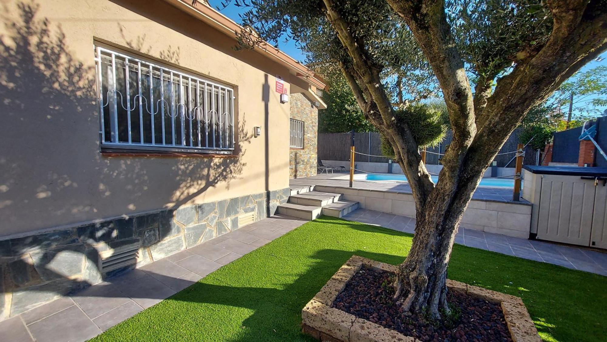 Cerca De Barcelona, Y Entre Tres Parques Naturales, Casa De 4 Y 2 Banos Con Piscina, Barbacoa Y Chimenea
