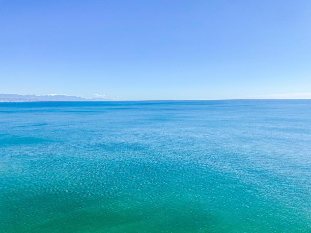 Apartamento Vista Al Mar, Wifi, Terraza Y Piscina.