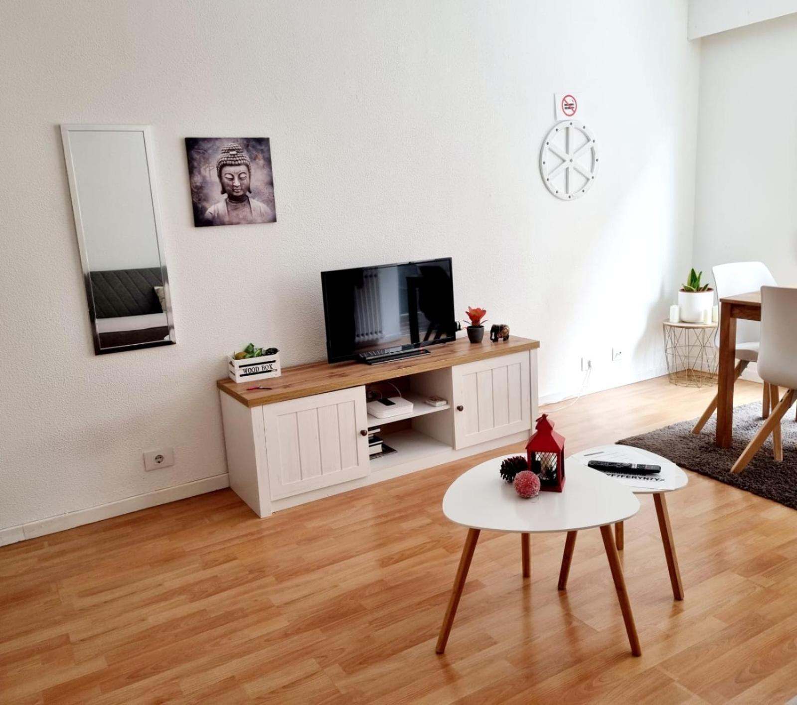 Acogedor, Con Garaje, Centrico. Apartamento Vigo