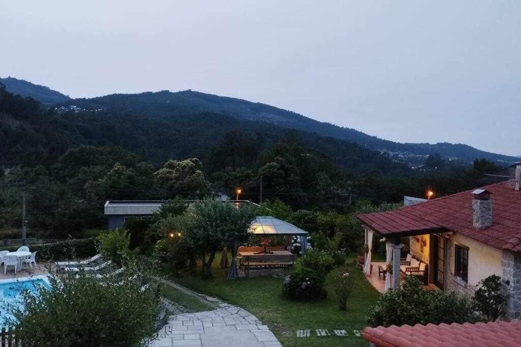 Con Piscinajardinbarbacoa Сasa de vacaciones *