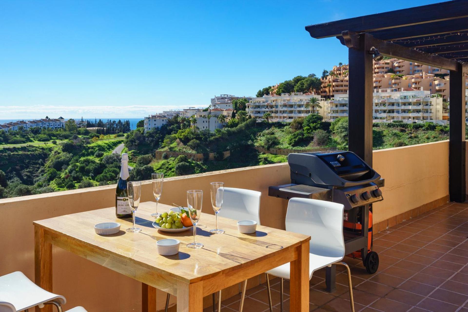 3 Bedroom, Floor With Fantastic Terrace And Pools Apartamento *