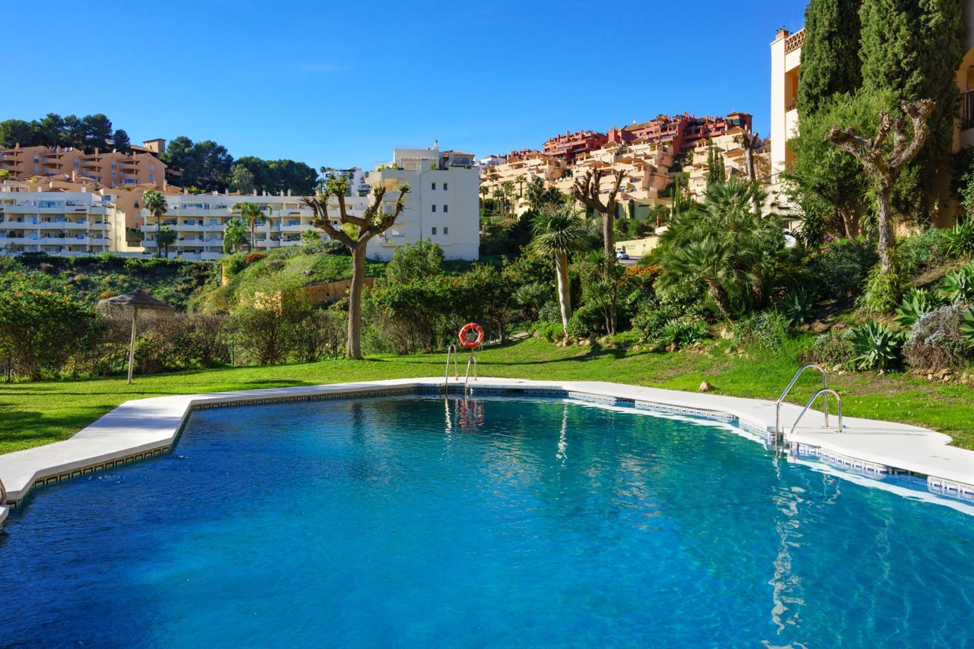 3 Bedroom, Floor With Fantastic Terrace And Pools Apartamento *