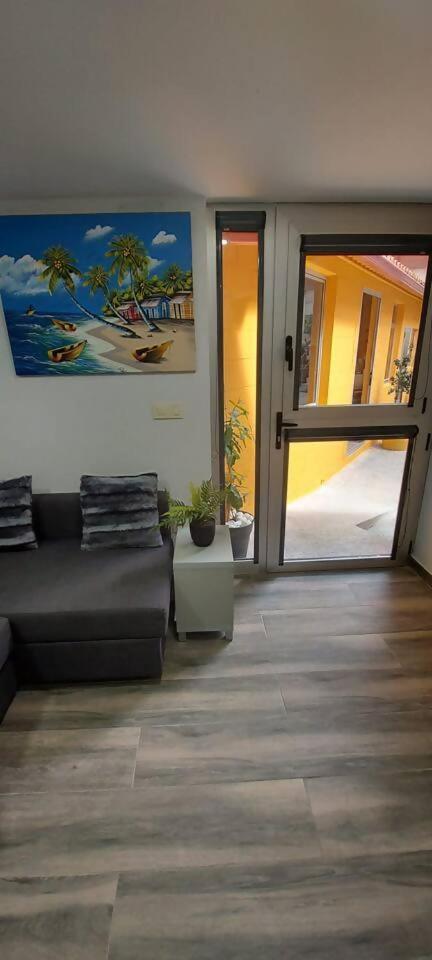 Con Patio Cerca De La Playa Apartment
