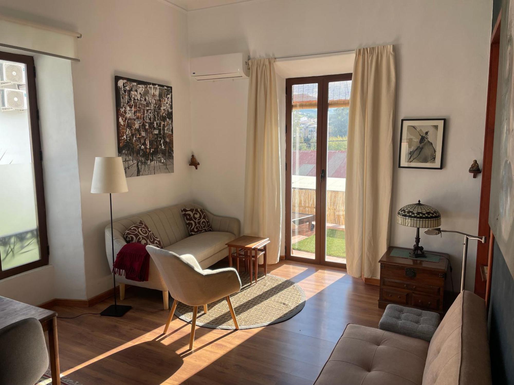 Artistic And Spacious Apartment *