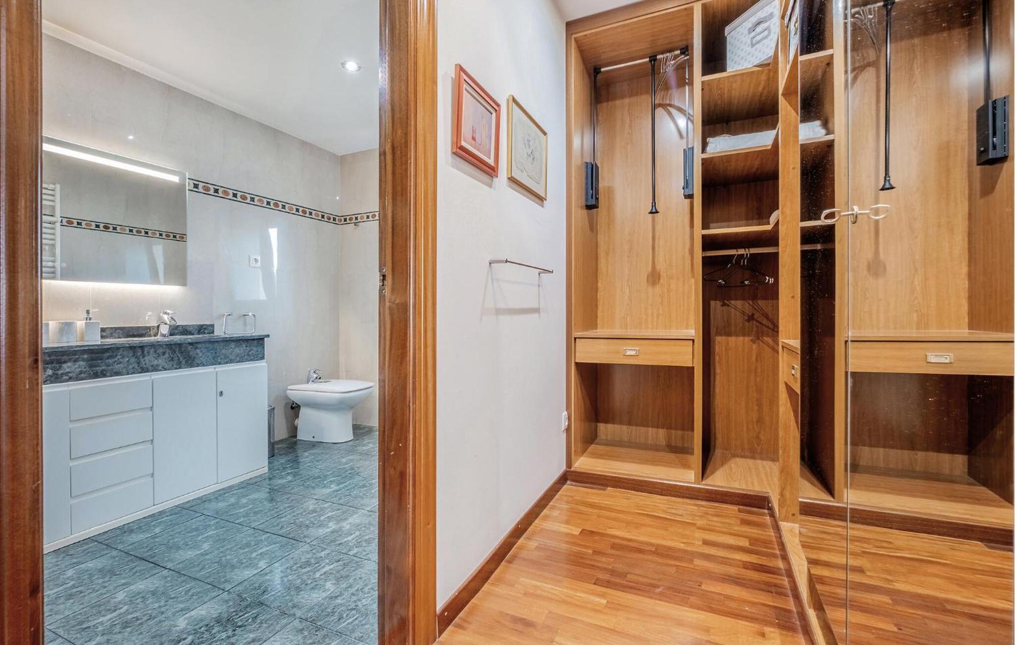 Сasa de vacaciones 5 Bedroom Awesome In *