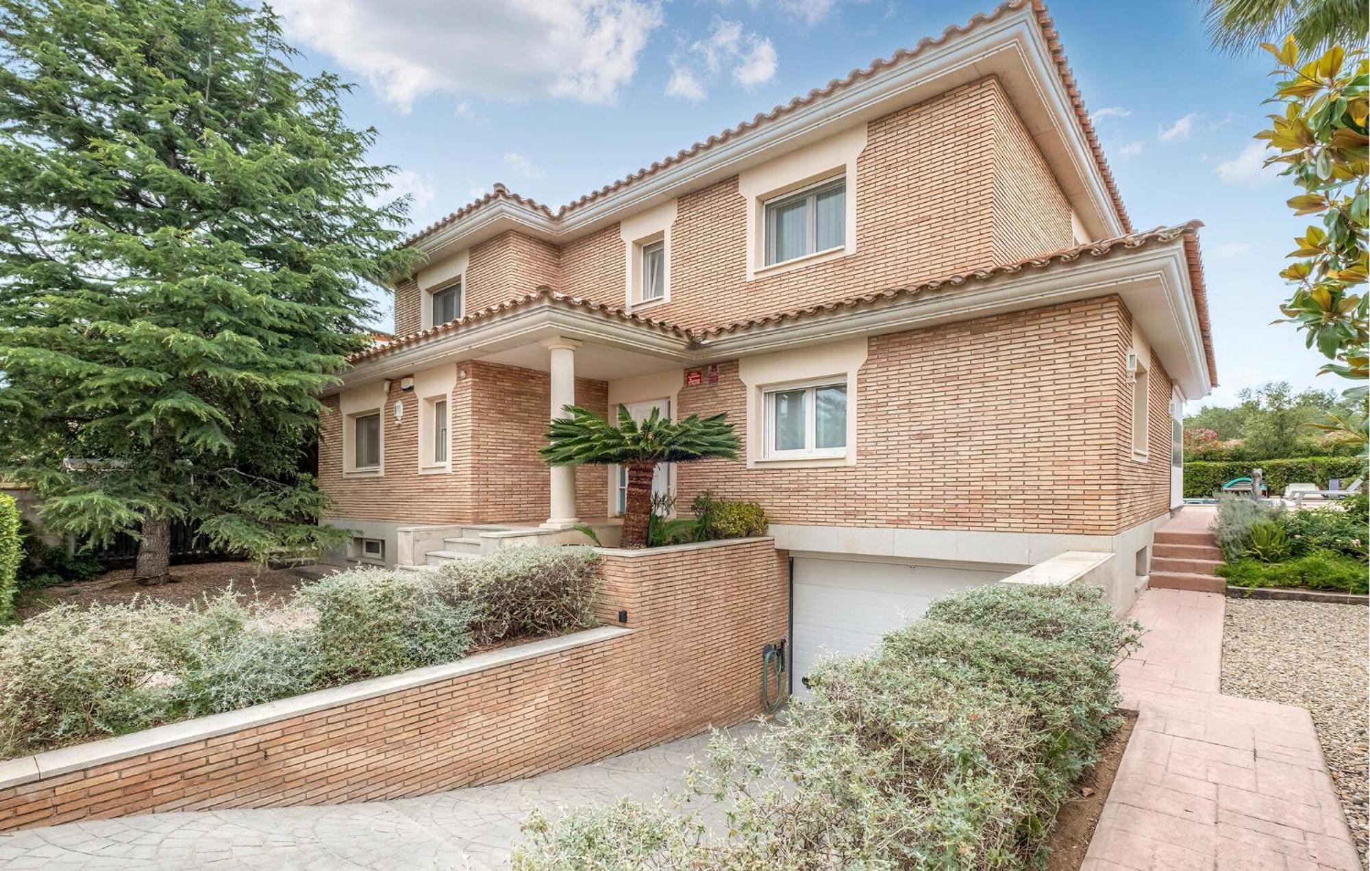 Сasa de vacaciones 5 Bedroom Awesome In