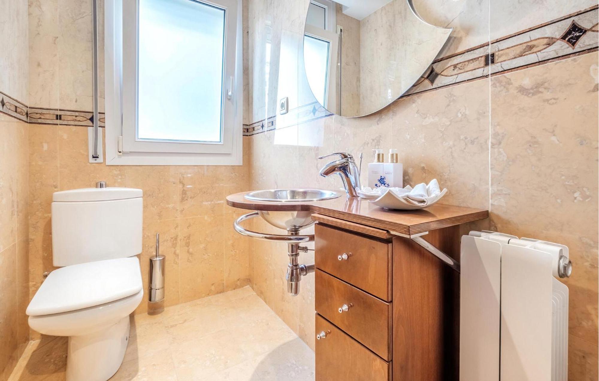 5 Bedroom Awesome In Сasa de vacaciones Reus
