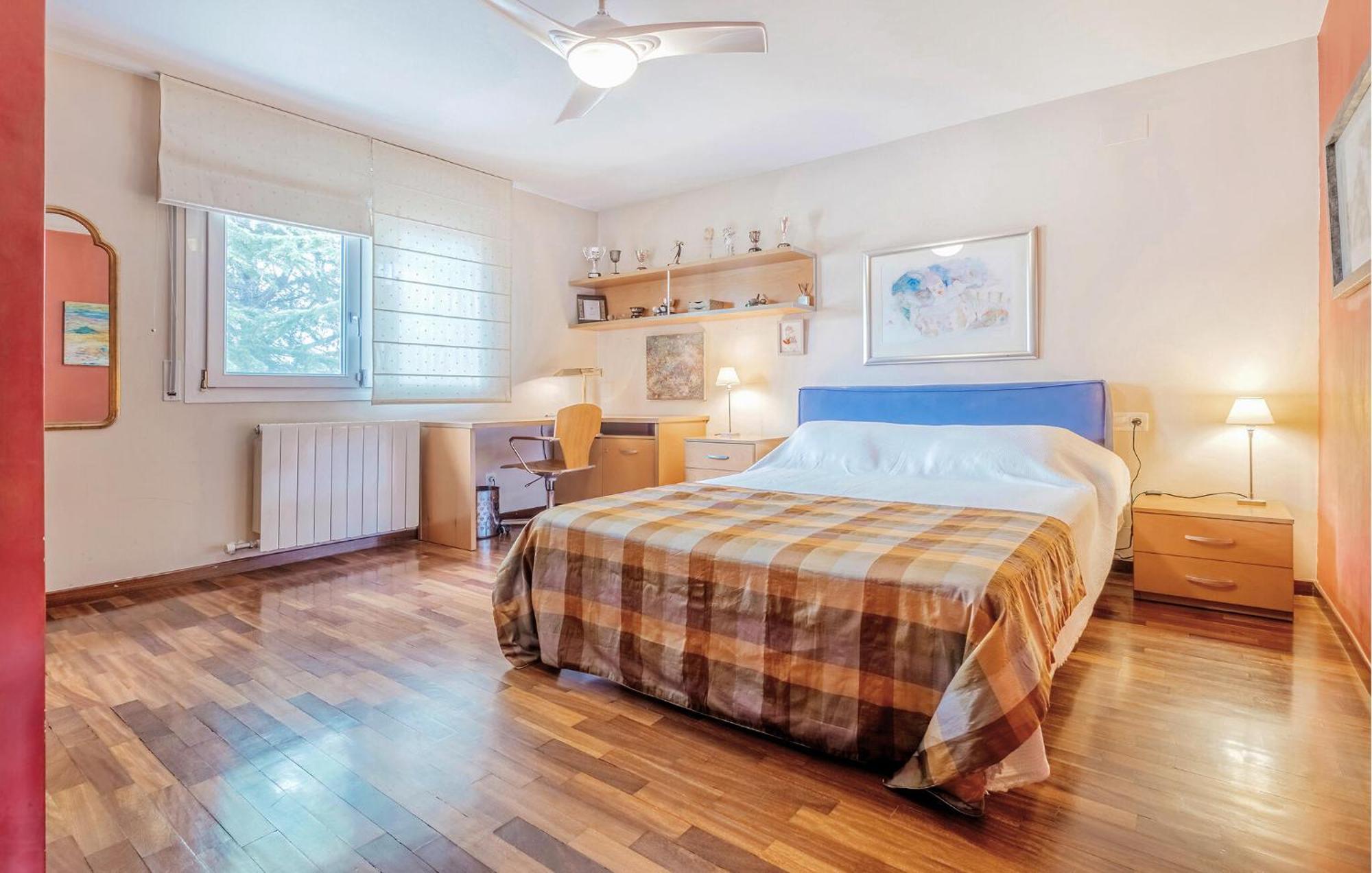 5 Bedroom Awesome In * Reus