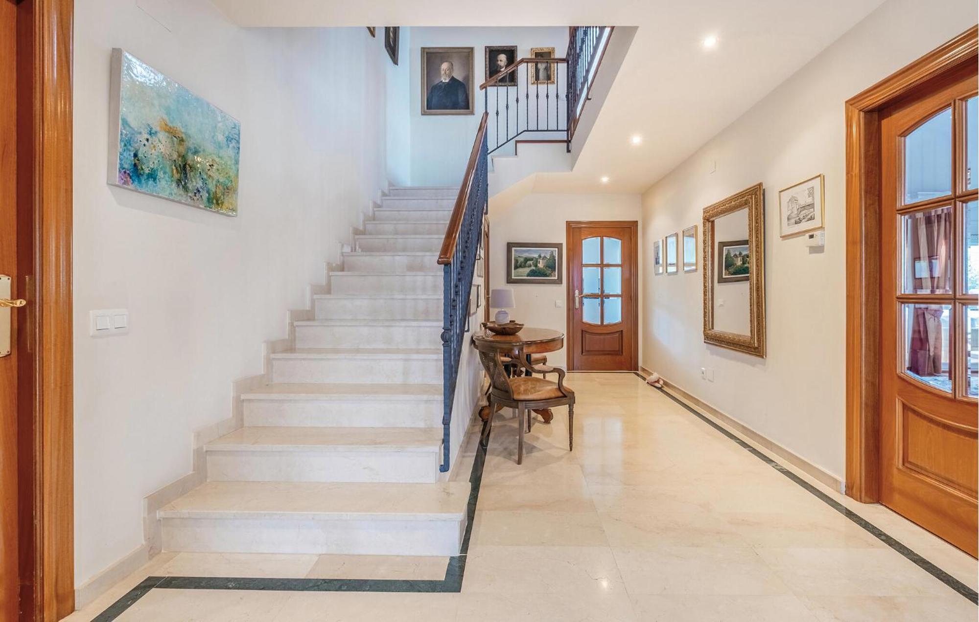 Сasa de vacaciones 5 Bedroom Awesome In