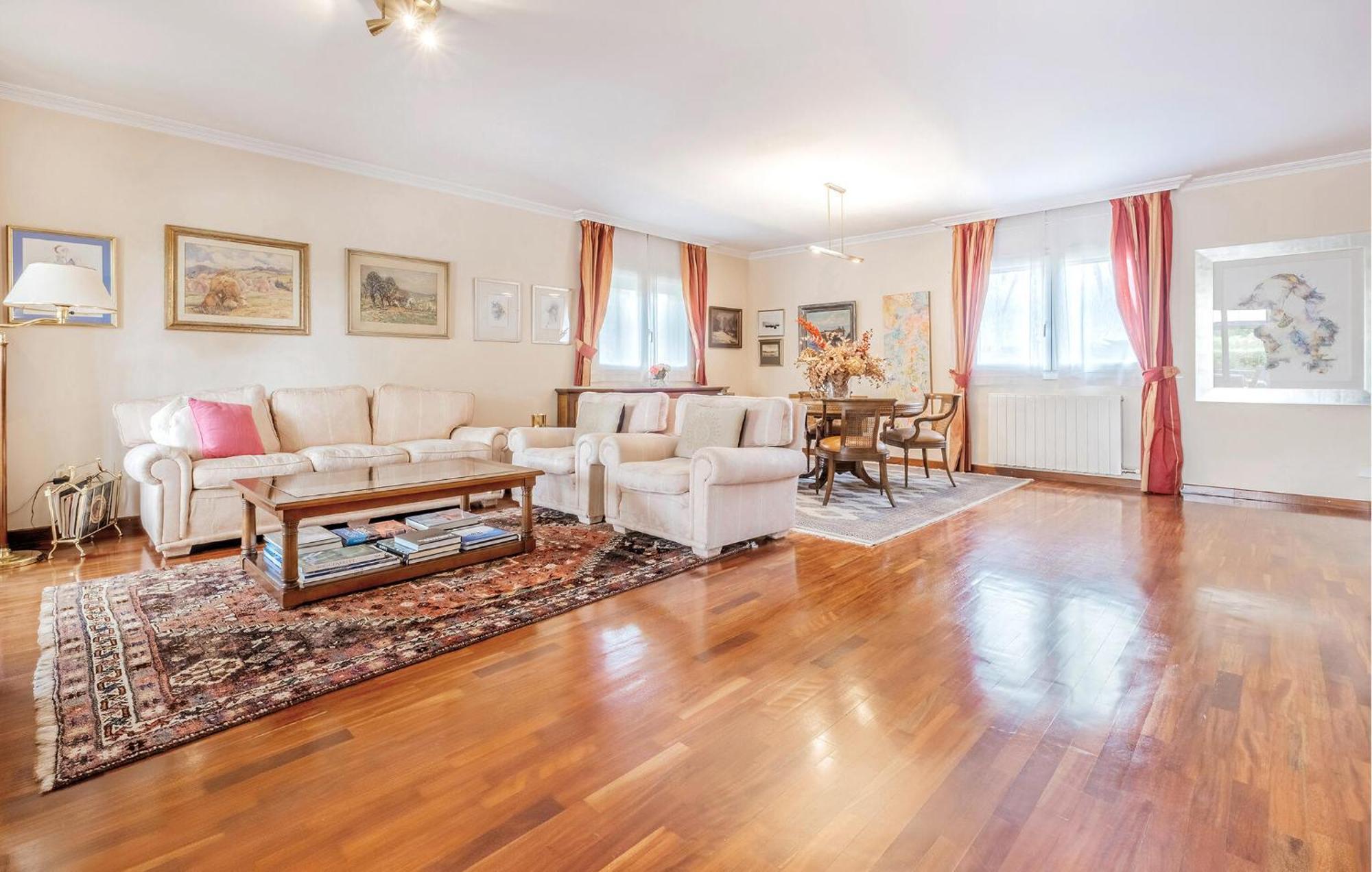 Сasa de vacaciones 5 Bedroom Awesome In *