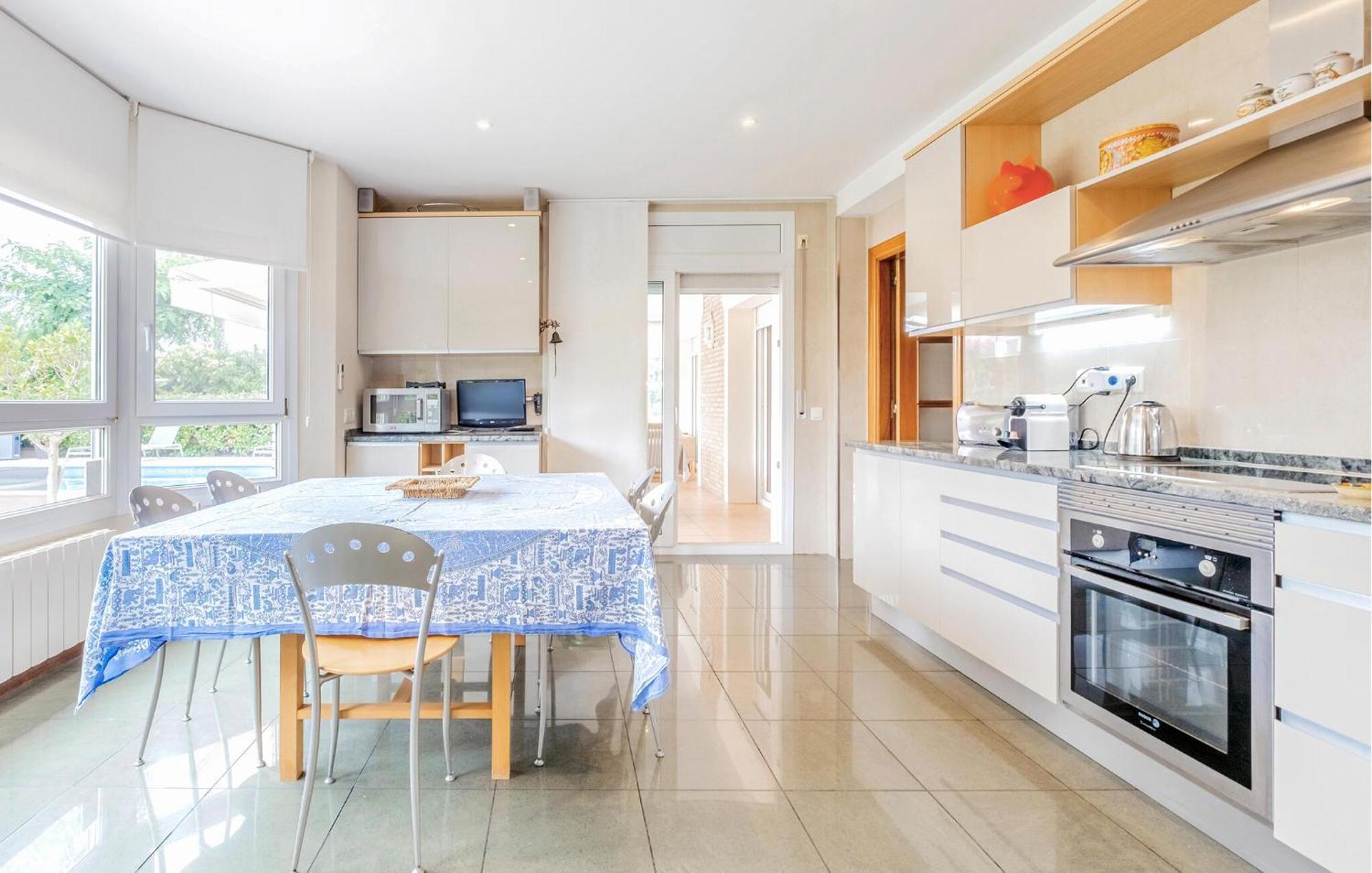 5 Bedroom Awesome In Сasa de vacaciones Reus