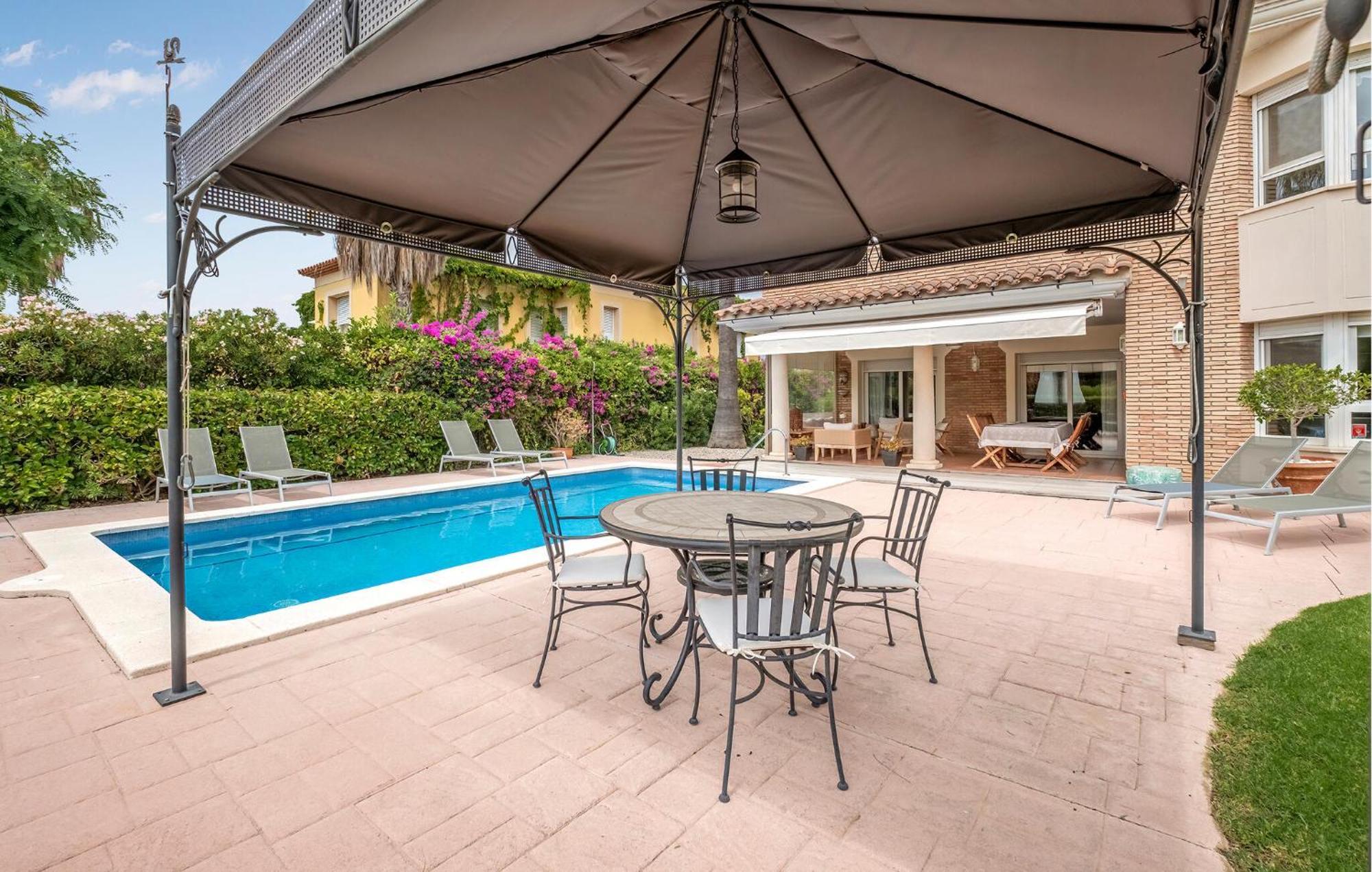 Сasa de vacaciones 5 Bedroom Awesome In Reus