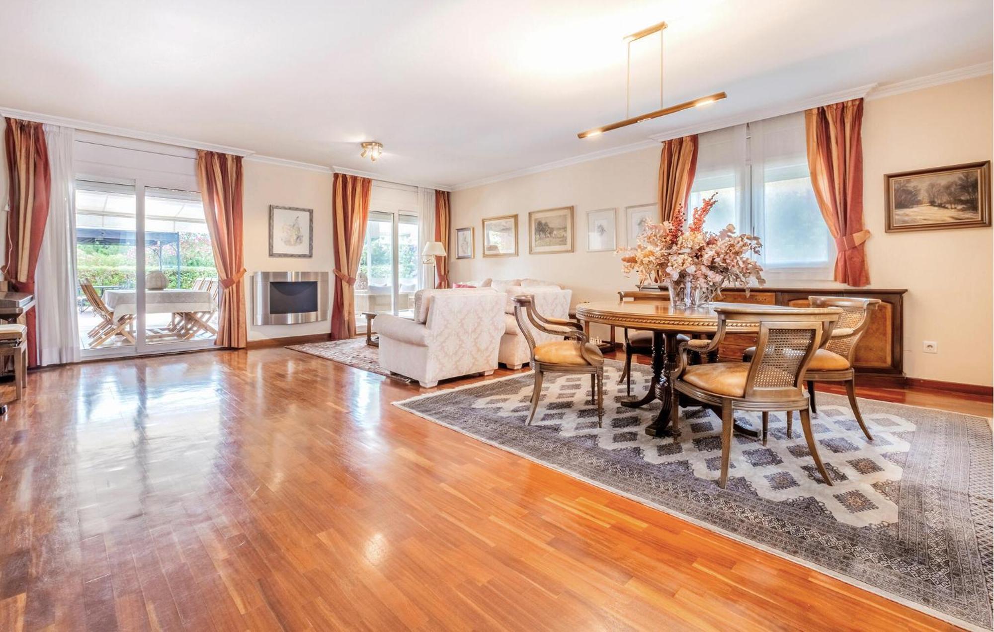 5 Bedroom Awesome In * Reus
