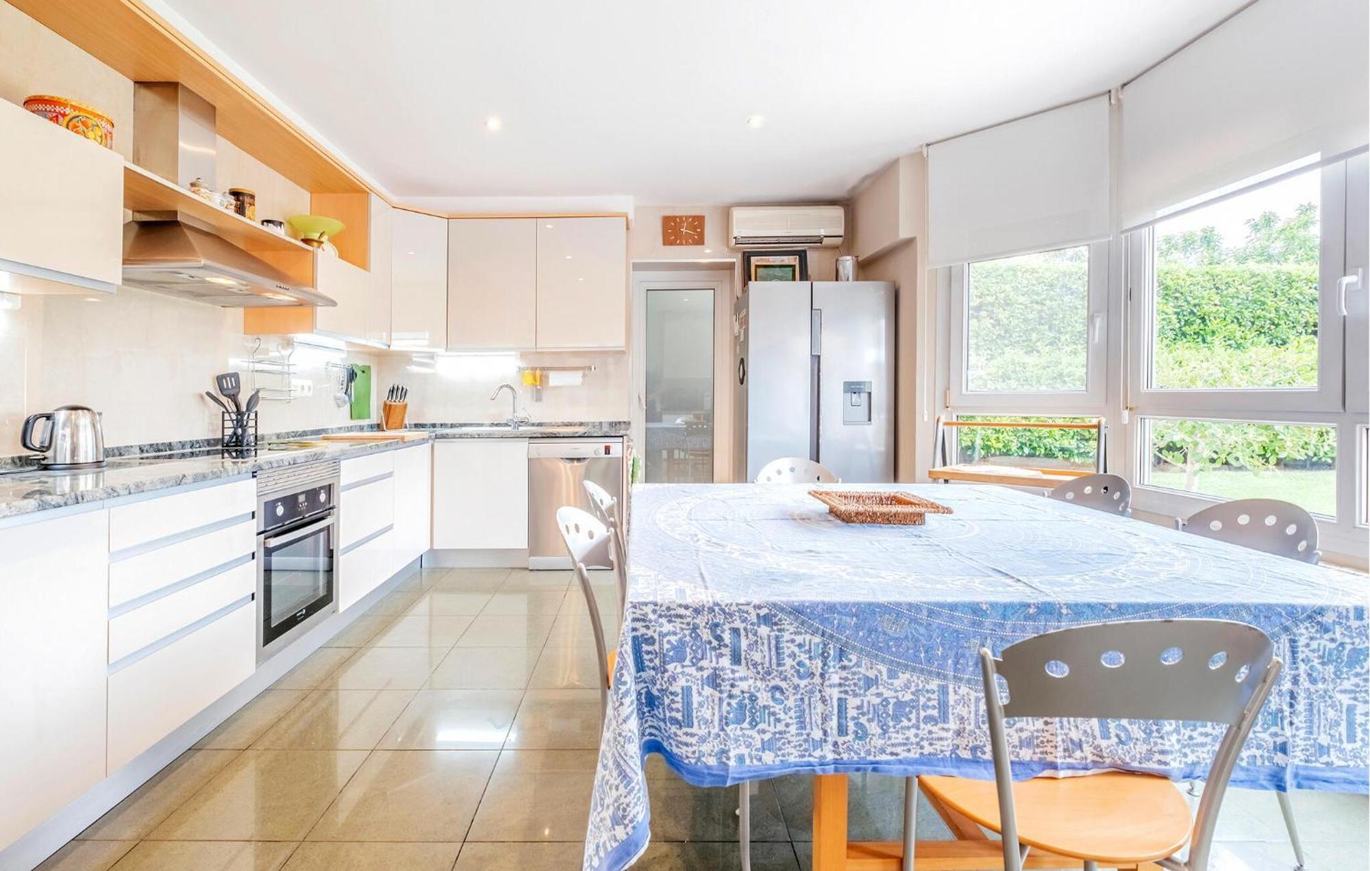 5 Bedroom Awesome In Сasa de vacaciones *