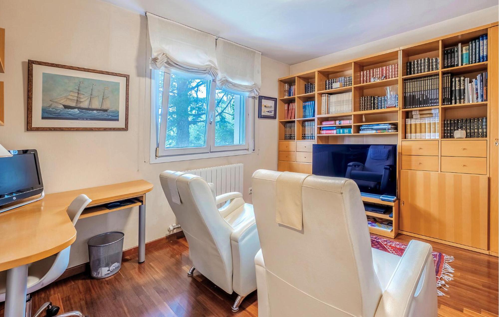 5 Bedroom Awesome In Сasa de vacaciones Reus