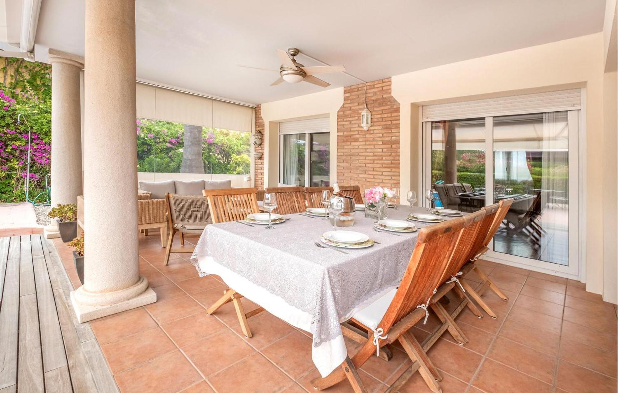 5 Bedroom Awesome In Сasa de vacaciones