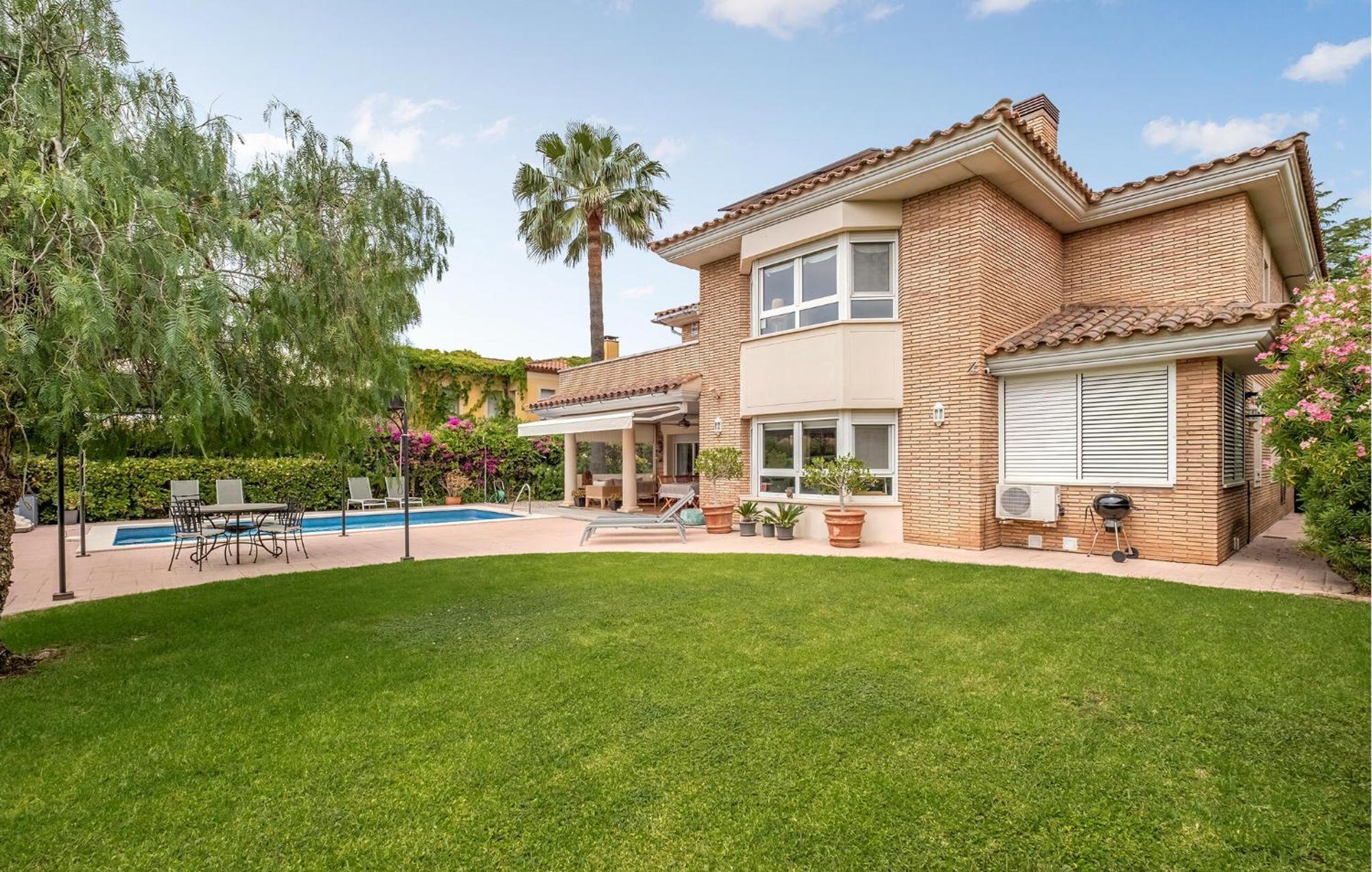 Сasa de vacaciones 5 Bedroom Awesome In
