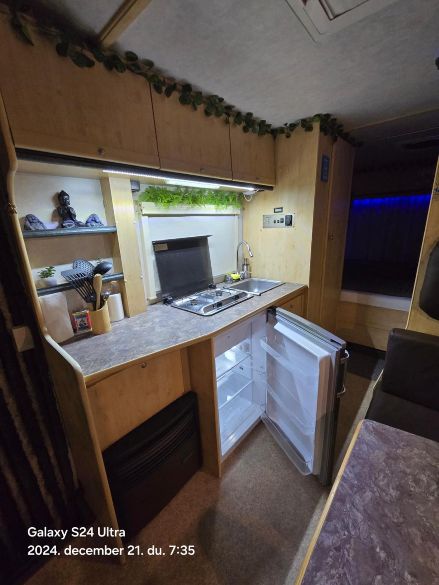 Autocaravan,camper,campervan,motorhome,not Driveable,only Habitable Camping