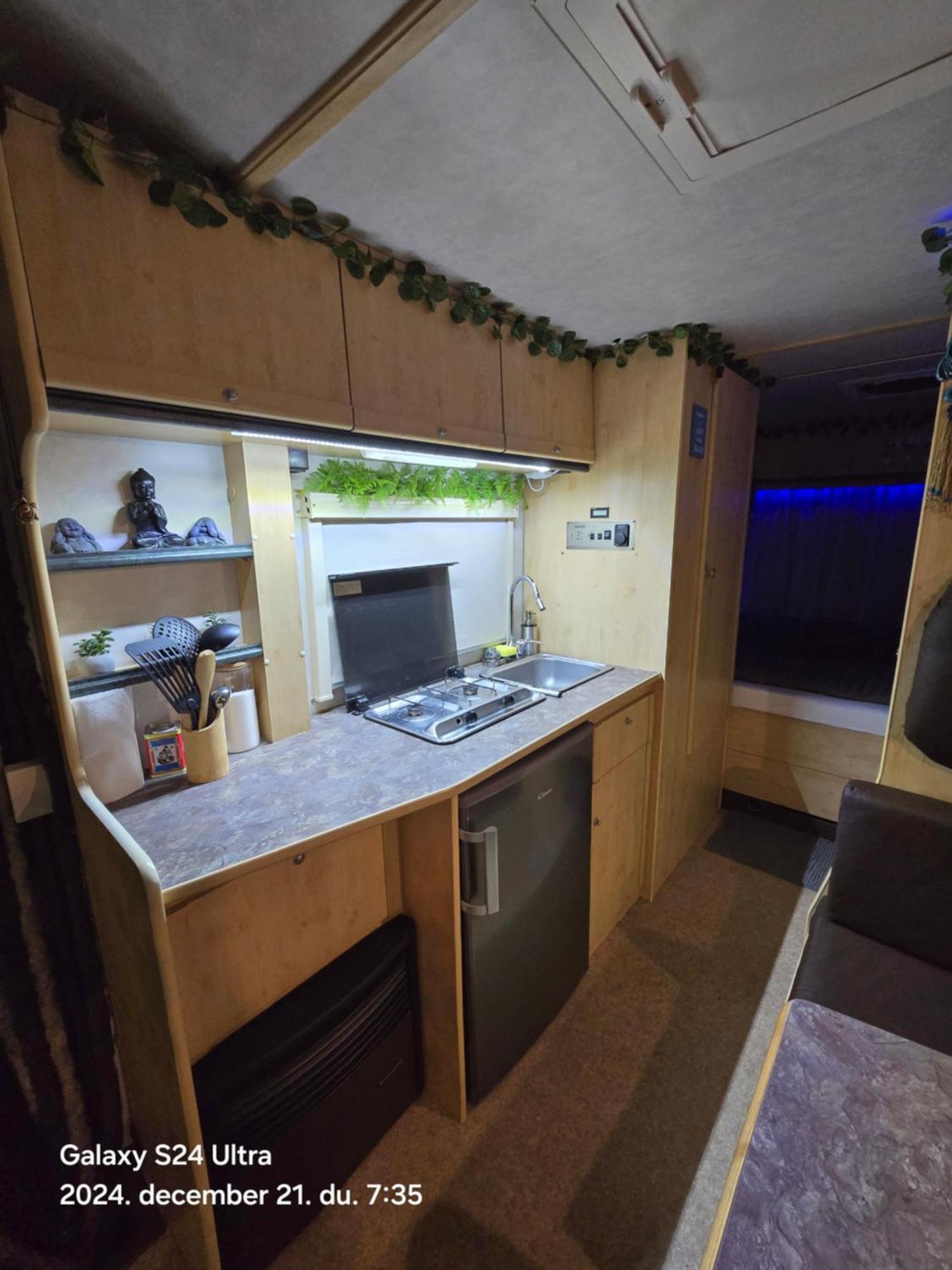 Camping Autocaravan,camper,campervan,motorhome,not Driveable,only Habitable Los Cristianos (Tenerife)